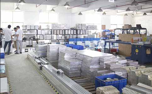 通發(fā)激光的工程師們偶爾也會離開他們的機(jī)器，大家一起研究機(jī)器